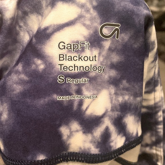 Like New GapFit Blackout High Rise Bike Shorts - Picture 4 of 9